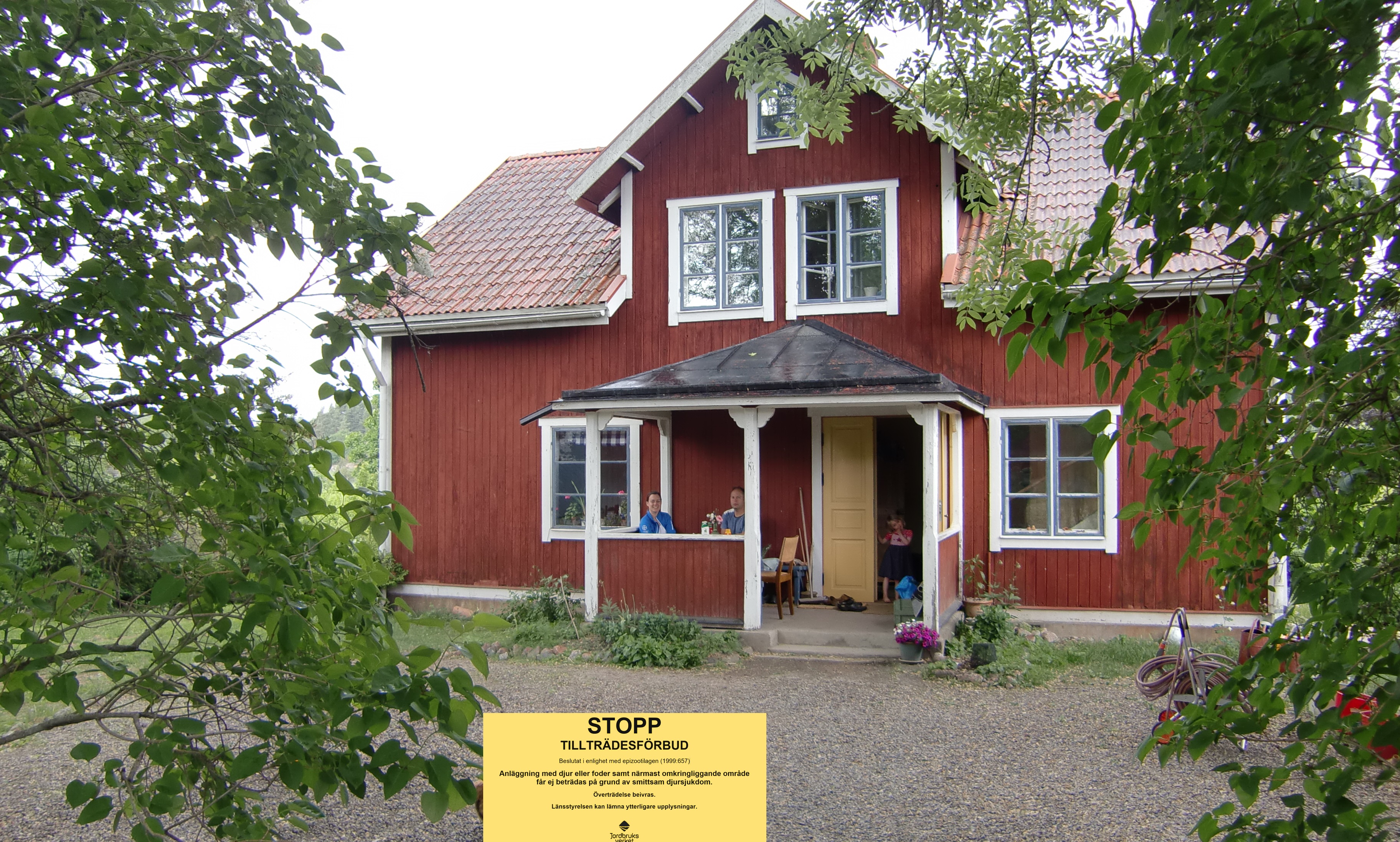 Rött hus med gul skylt om tillträdesförbud